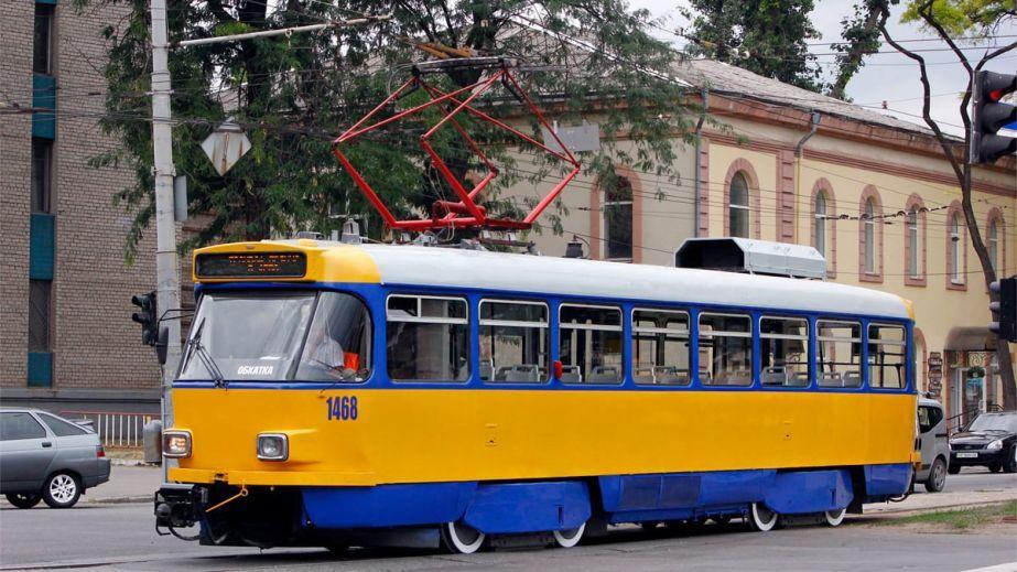 В Кривому Розі вандали кинули цеглину у лобове скло: швидкісний трамвай дивом не зійшов з рейок.