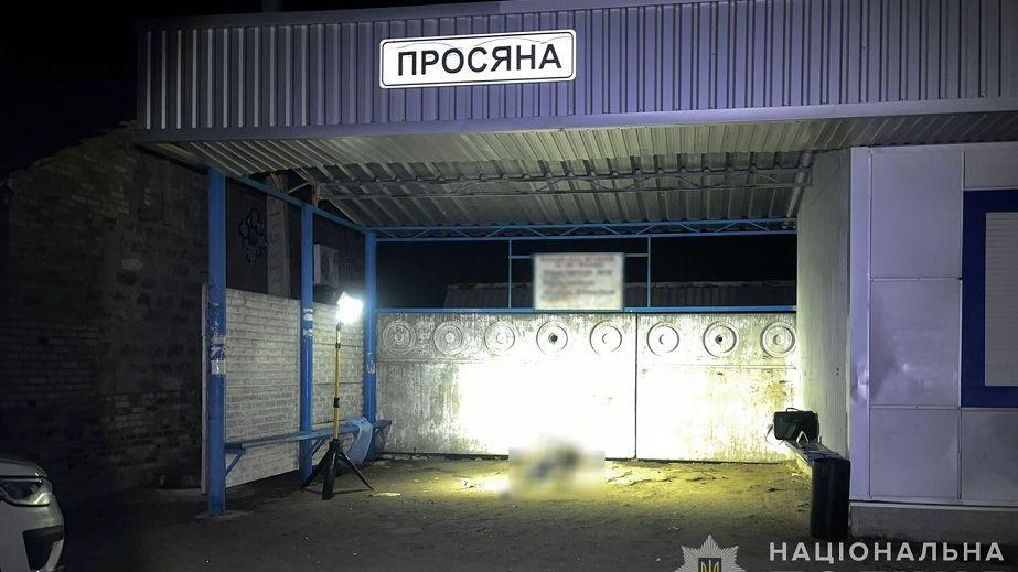 У Дніпропетровській області чоловіка вбили на зупинці громадського транспорту.