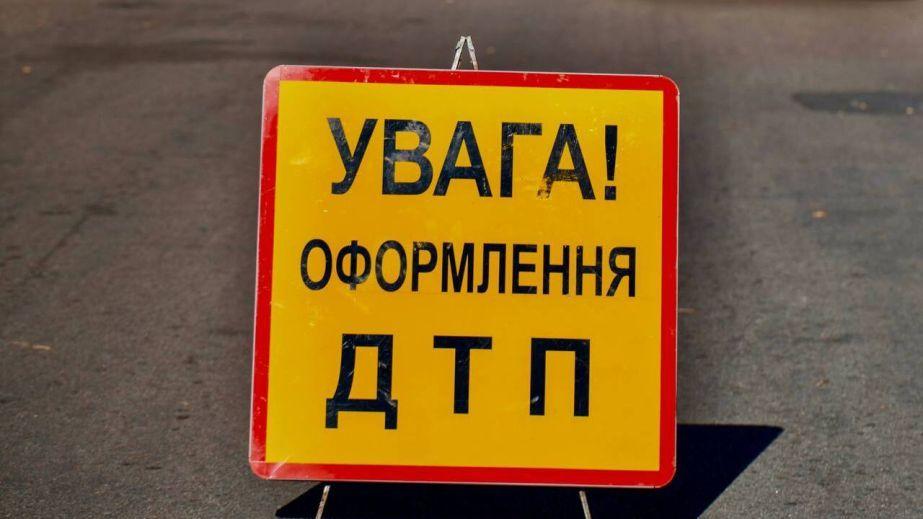 У Кривому Розі вантажівка врізалася в легковий автомобіль: є постраждалий (ФОТО)