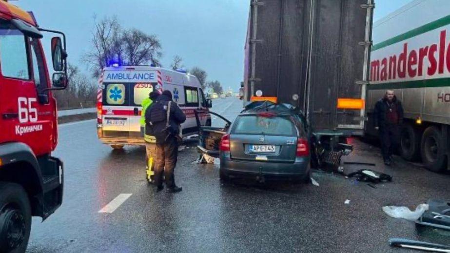 На виїзді з Дніпра легковий автомобіль практично повністю заїхав під вантажівку (ФОТО)