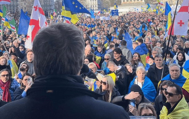 What is known about the thousands-strong pro-Ukrainian rally in Paris?