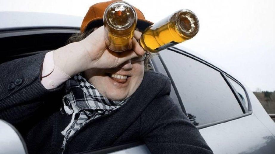 In Dnipro, a drunk driver blocked traffic in an alley.