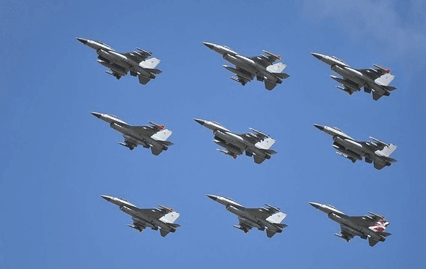 How many F-16s has Ukraine received from Denmark in the latest aid package?