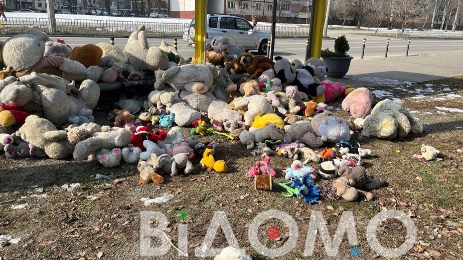 On Victory Day, unknown individuals scattered toys at the memorial for those who lost their lives during a missile strike (PHOTOS, VIDEO).