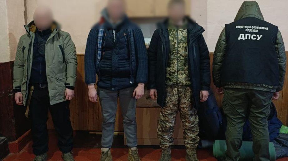 Walking to Romania: Border officials apprehended three illegal tourists from Dnipro region. (PHOTO)