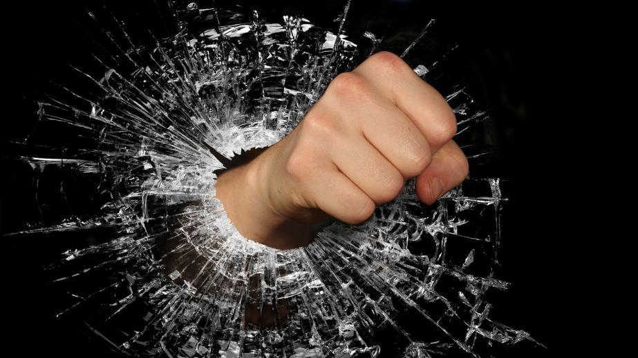 In Dnipro, a man smashed a store window and stole merchandise. (PHOTO)